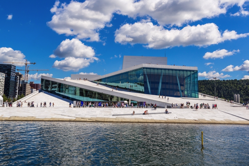 Moderne Oper in Oslo mit Wasser und blauem Himmel