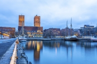 Hafen von Oslo in winterlicher blauer Stimmung mit Segelbooten