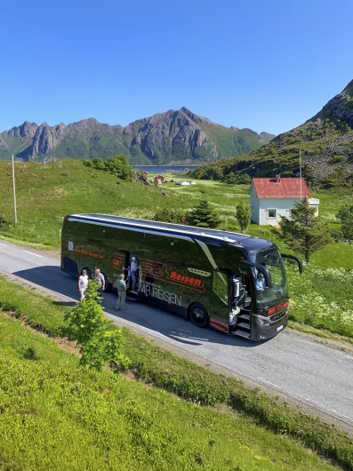 Schwarzer Bus in einer grünen Landschaft