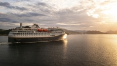 Schiff mit goldenem Himmel