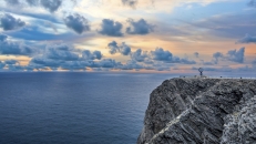 Nordkap-Weltkugel auf dem Felsen vor dem Meer