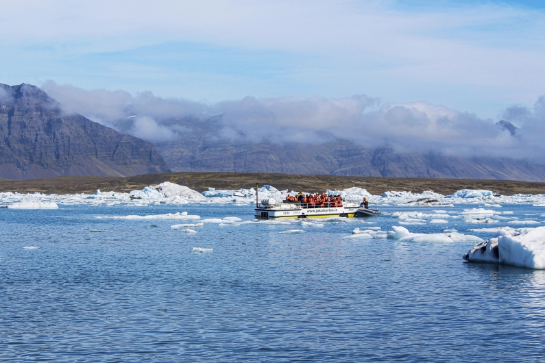 Amphibienfahrzeug fährt zwischen Eisschollen