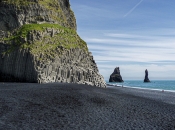 schwarzer Strand mit Felsen