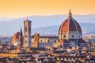 Panorama von Florenz mit der Kathedrale Santa Maria del Fiore bei Sonnenuntergang.
