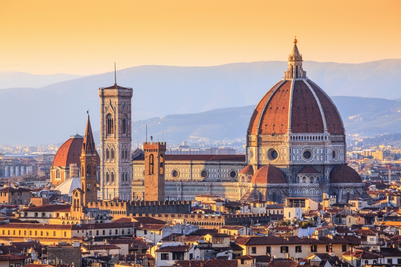 Panorama von Florenz mit der Kathedrale Santa Maria del Fiore bei Sonnenuntergang.