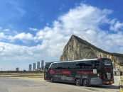 Bus vor Felsen