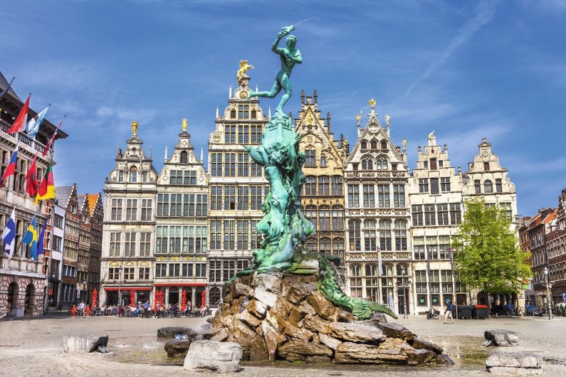Brabobrunnen vor historischen Gebäuden auf dem Grote Markt in Antwerpen.