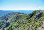 Grüne Berge unter blauem Himmel