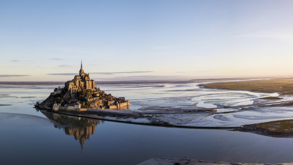 Kloster und Gebäude in orangem Licht im Meer