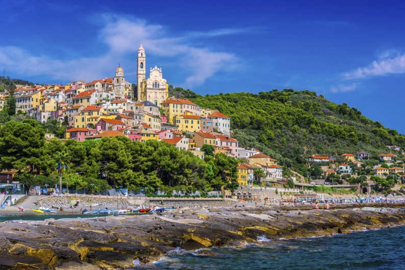 Bunte Häuser am grünen Berg am blauen Meer