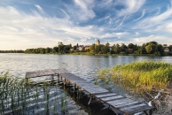 Steg am See mit grünem Ufer
