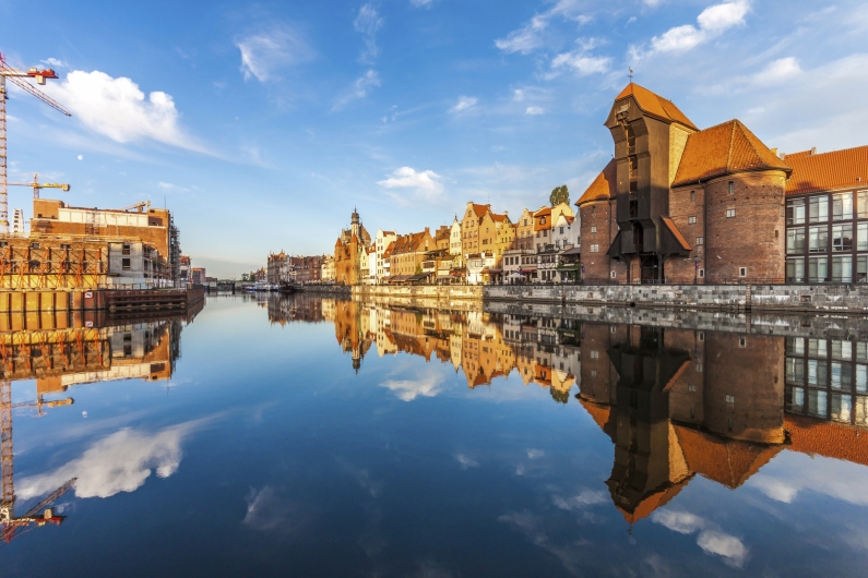 Häuser am Hafen mit blauem Wasser und Himmel