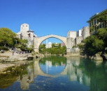 Gebogene Steinbrücke über Fluss
