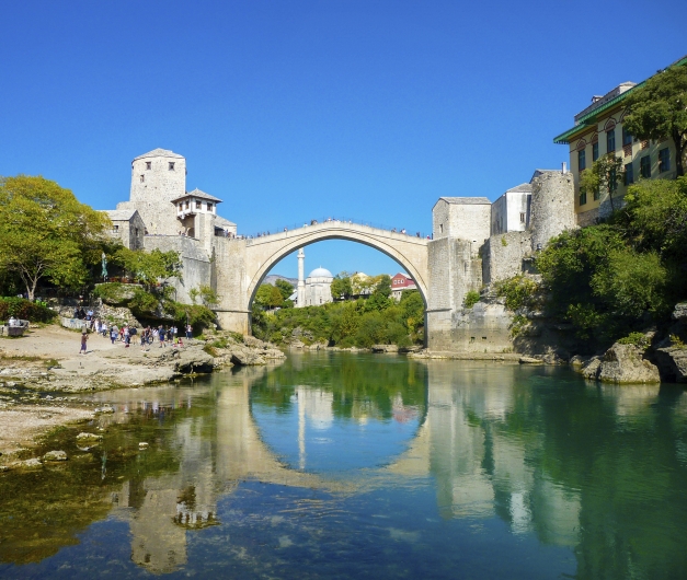 Gebogene Steinbrücke über Fluss