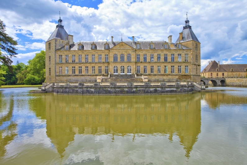 Wasserschloss mit Wasser umgeben
