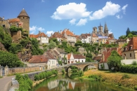 Altes Dorf mit Burg am Fluss