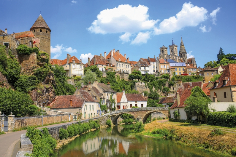 Altes Dorf mit Burg am Fluss