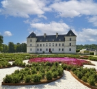 weißes Schloss mit grün-rosa Park