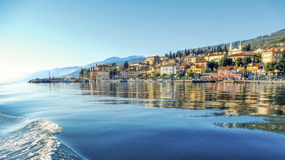 Blick vom Wasser auf die Stadt am Hang