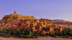 Sandfarbenes befestigtes Dorf in der Wüste in Orange-Violett
