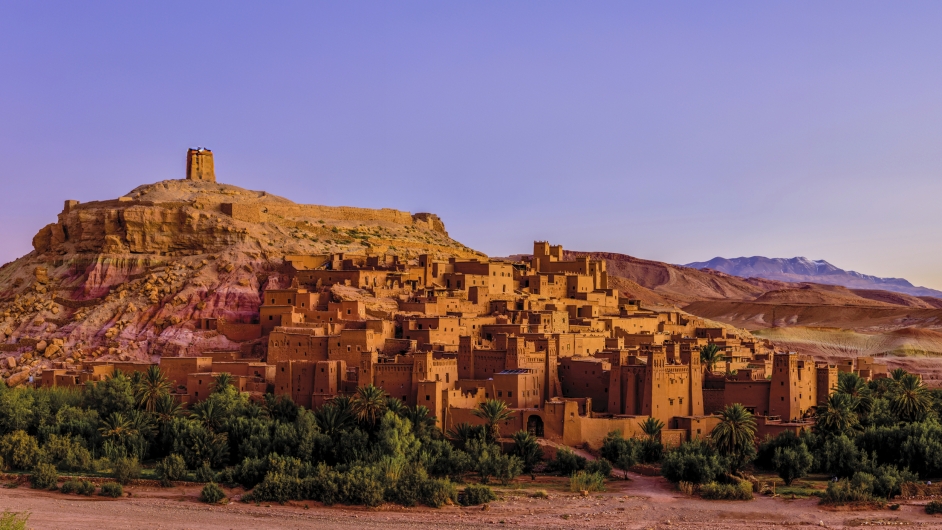 Sandfarbenes befestigtes Dorf in der Wüste in Orange-Violett