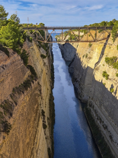 Hohe Felswände mit Brücke und Wasserkanal in der Tiefe