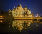 Goldenes Schloss zu Weihnachten in der Nacht am Wasser