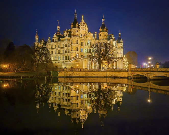 Goldenes Schloss zu Weihnachten in der Nacht am Wasser