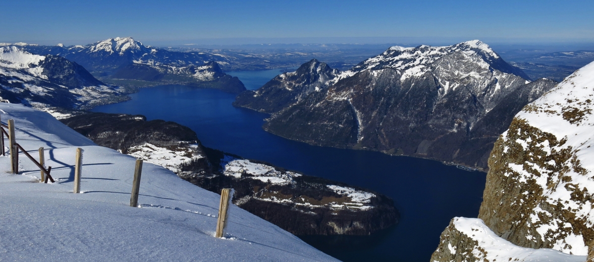 Blick auf den Vierwaldstättersee im Winter vom Fronalpstock in der Schweiz.