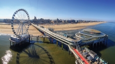 Panoramablick auf die Pier und das Riesenrad in Scheveningen, Holland, an der Nordsee.