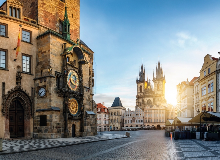 Platz mit astronomischer Uhr und Kirche in der Altstadt bei Sonnenaufgang