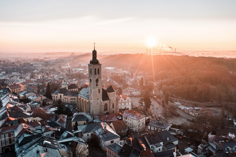 Stadtansicht bei Sonnenaufgang mit Kirche im Vordergrund