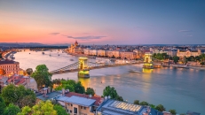 Blick auf Budapest zur Dämmerung mit beleuchteter Kettenbrücke über die Donau.