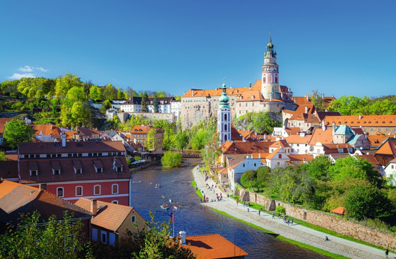 Stadtansicht von Český Krumlov mit Fluss und Burg im Frühling.