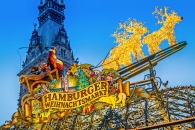Weihnachtsdekoration beim Hamburger Weihnachtsmarkt mit Rentieren und Schlitten.