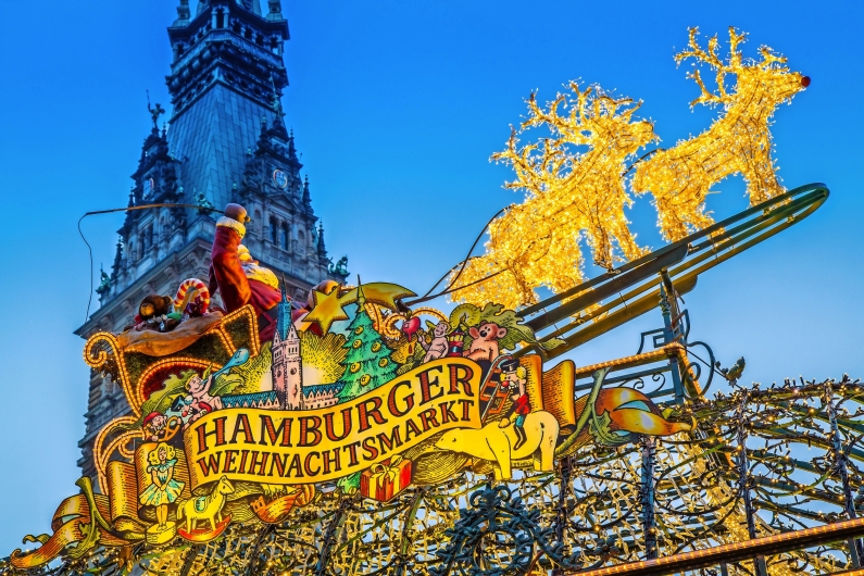 Weihnachtsdekoration beim Hamburger Weihnachtsmarkt mit Rentieren und Schlitten.