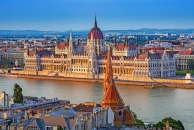 Das ungarische Parlamentsgebäude am Ufer der Donau.