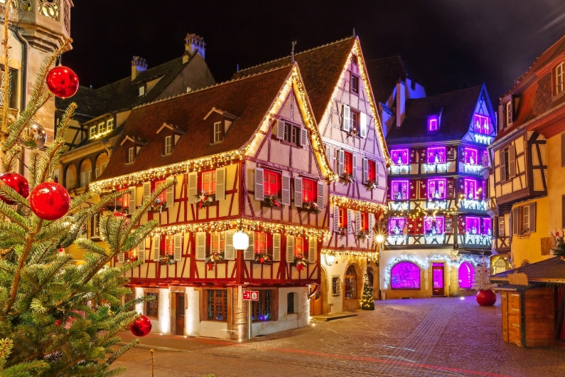 Fachwerkhäuser weihnachtlich beleuchtet in einer Altstadt bei Nacht